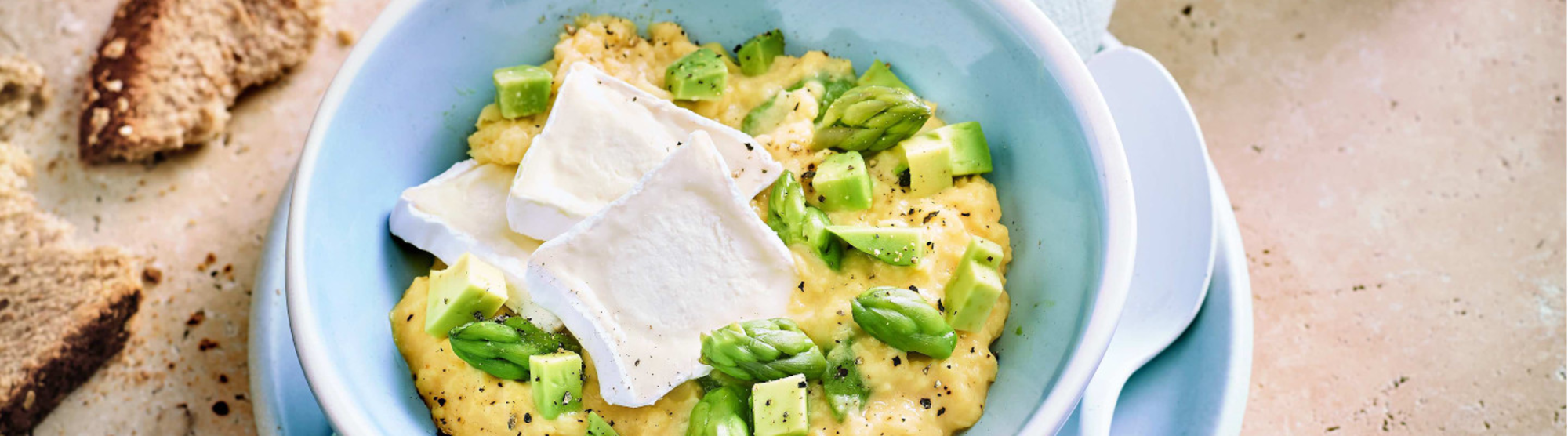 Oeufs brouillés au fromage, asperges et avocat