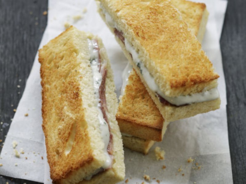 Croque-monsieur jambon sec et crème de bleu