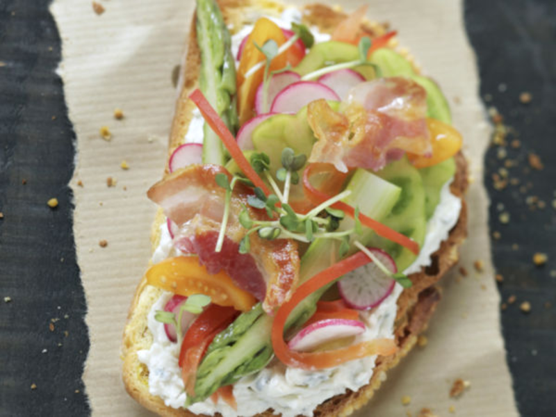 Tartine aux légumes croquants et fromage bleu