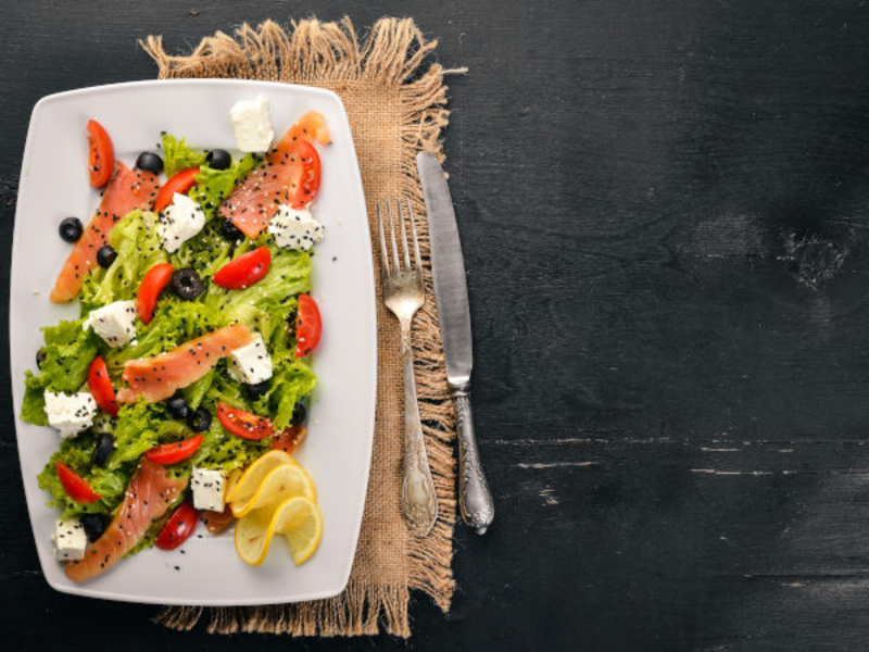 Salade au saumon fumé et fromage de brebis