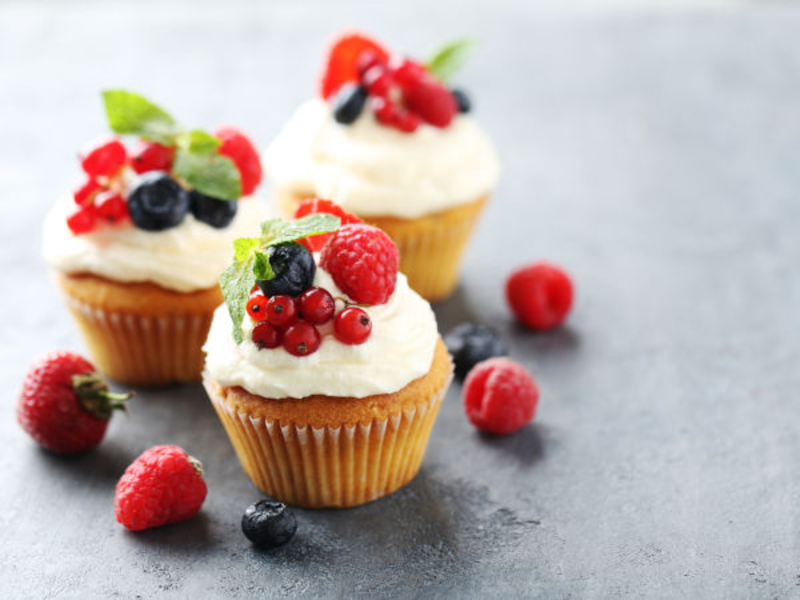 Cupcakes vanille framboise, crème au fromage frais et chocolat blanc