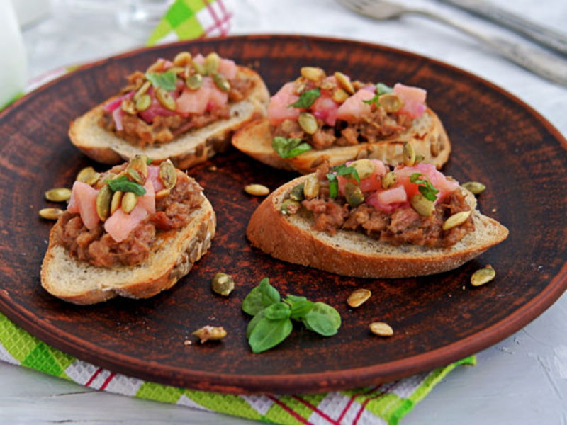 Toasts de fromage, pomme et magret de canard