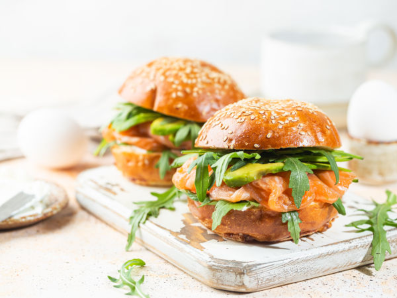 Burger au fromage et saumon fumé