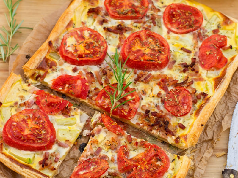 Tarte aux tomates, fromages, lardons et moutarde à l’ancienne