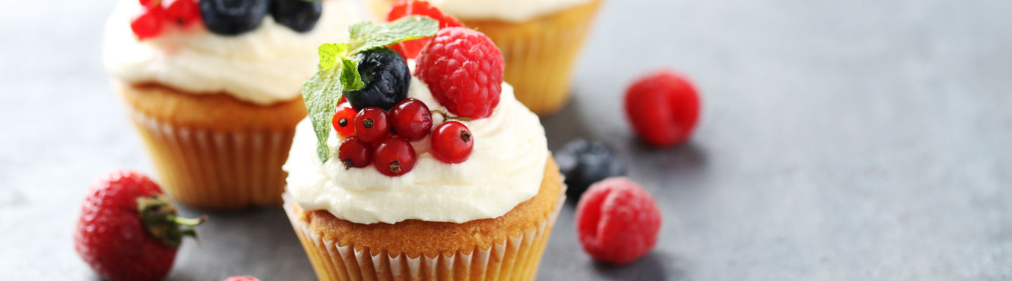 Cupcakes vanille framboise, crème au fromage frais et chocolat blanc