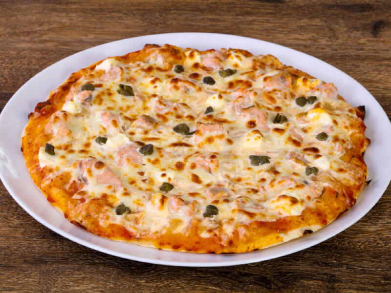 Pizza aux fromages et saumon fumé