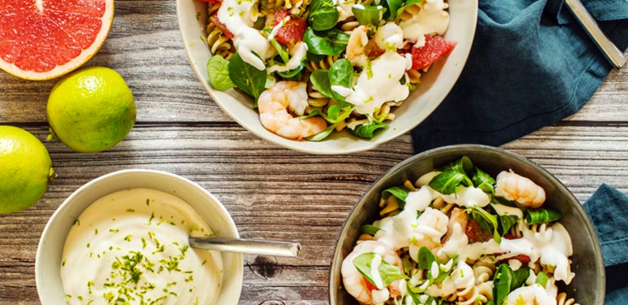 Salade de pâtes complètes, crevettes et pamplemousse