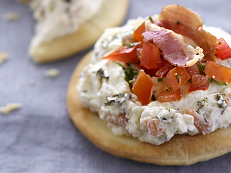 Mini pizzas au fromage frais, saumon fumé et tartare de tomate