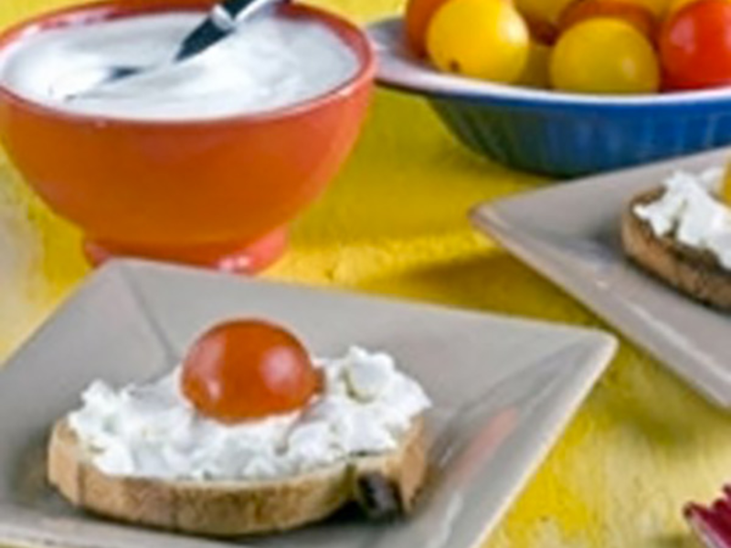 Tartine de fromage frais et tomates cerise