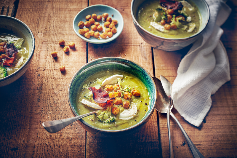 Velouté de brocolis et pois chiches au fromage de chèvre