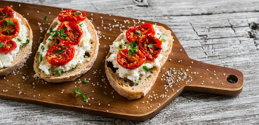 tartines fromage tomates séchées.