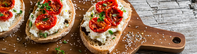 Tartine au fromage frais, tomates séchées et thym