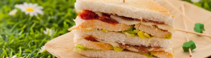 Club-sandwich au fromage et tomates confites