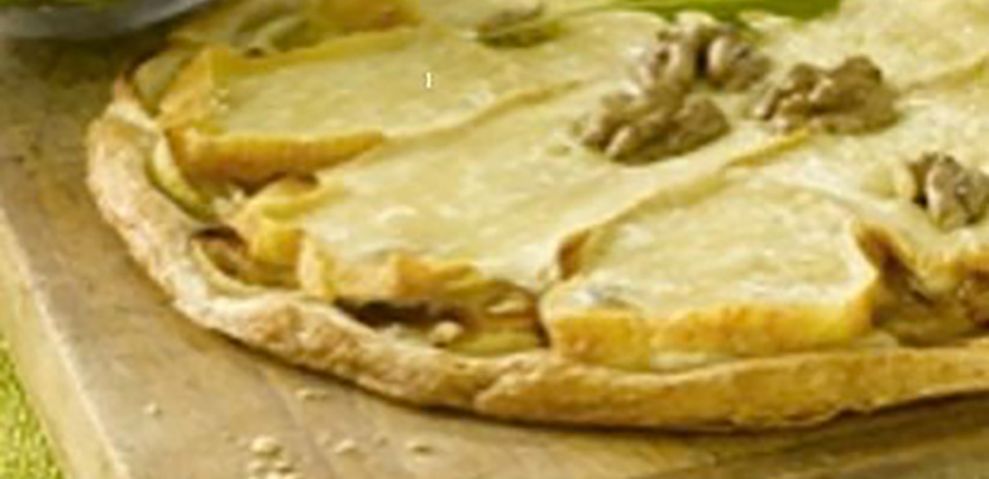 Tarte au maroilles, noix et roquettes