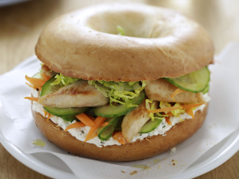 Bagel au poulet, légumes et fromage frais