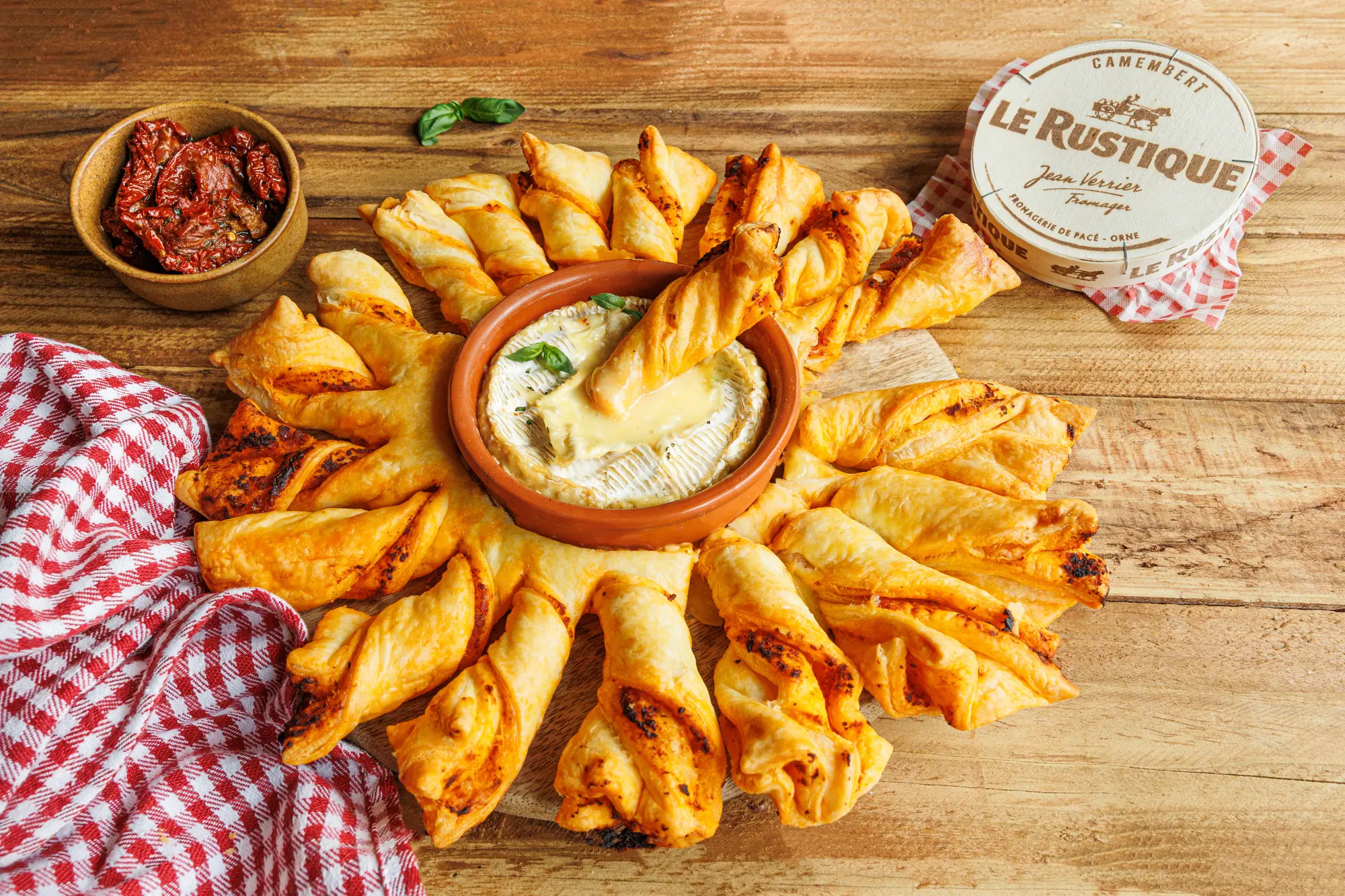Apéro camembert pâte feuilletée : la couronne aux tomates séchées