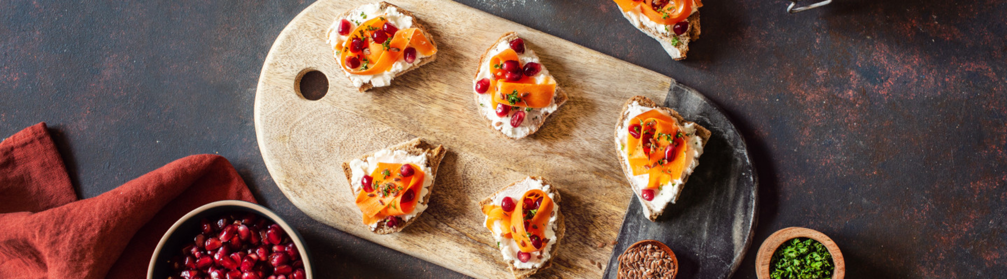 Toasts au fromage frais et pickles de carottes