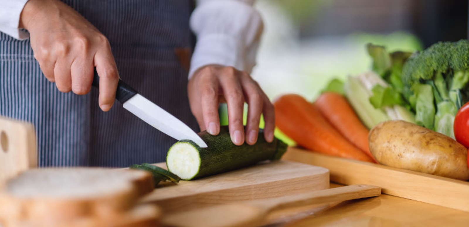 Préparation d'un gratin de courgettes