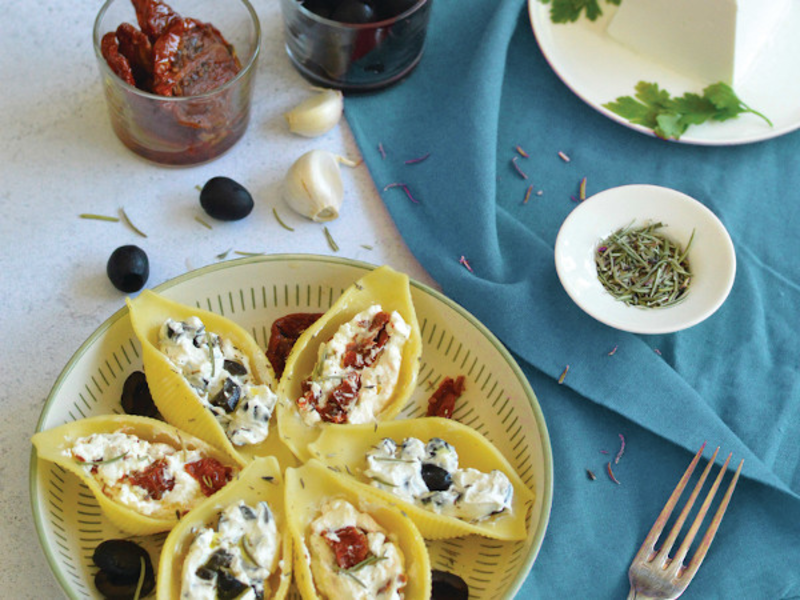 Conchiglioni farcis au chèvre, tomates séchées et olives