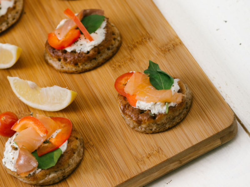 Tartelette de blé noir au fromage frais ail et fines herbes et saumon