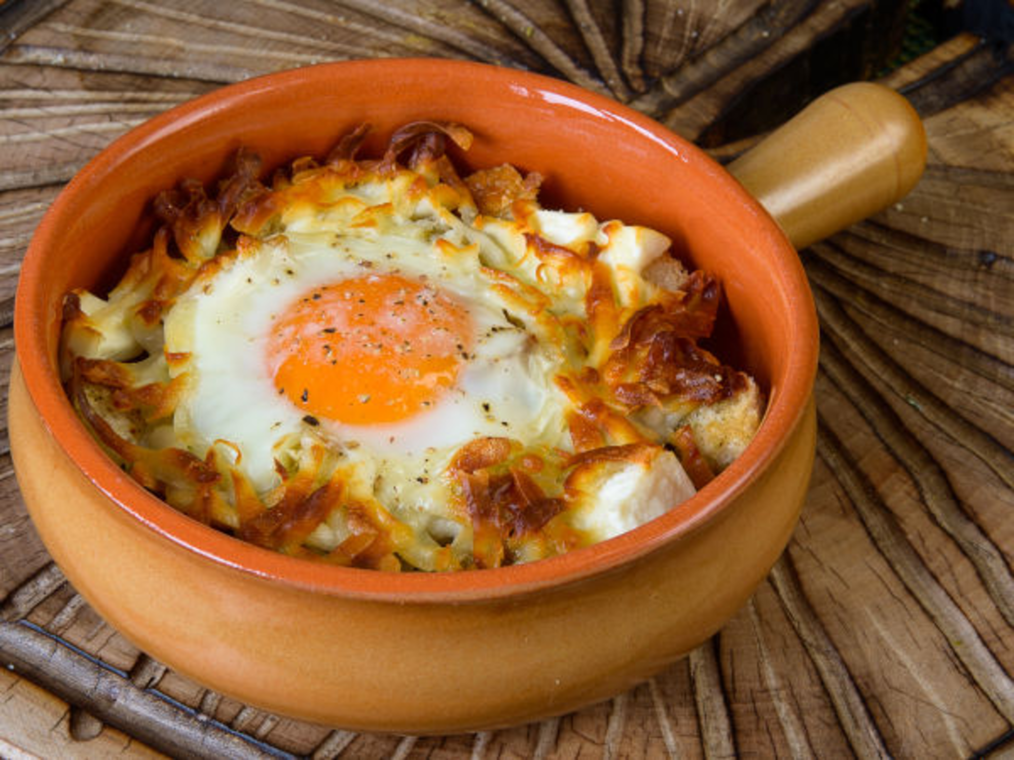 Oeufs cocotte au fromage de brebis, jambon de Bayonne et piment d'Espelette