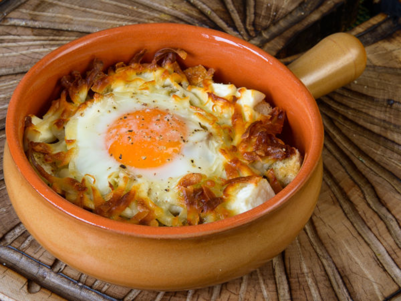 Oeufs cocotte au fromage de brebis, jambon de bayonne et piment d'espelette