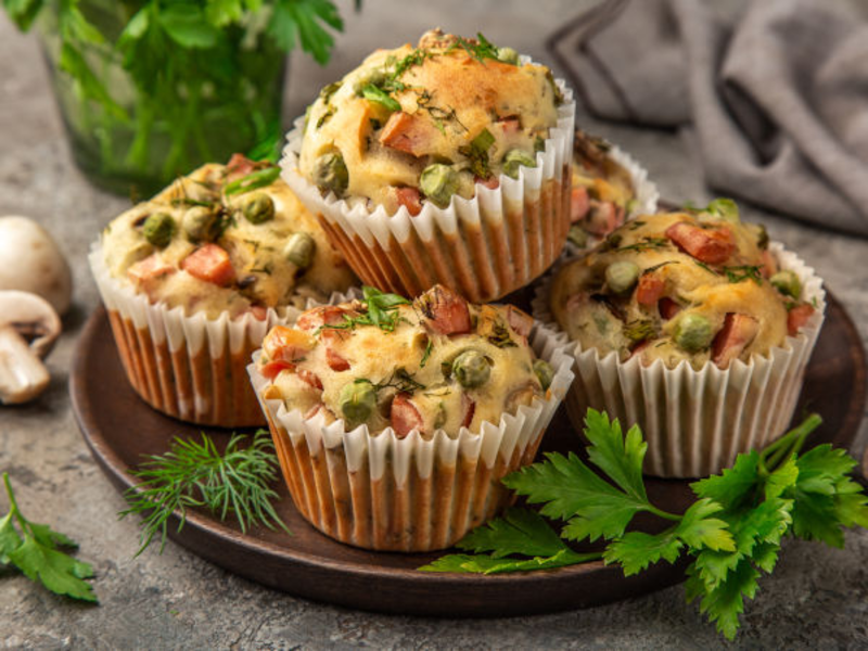 Minis cakes au fromage, surimi et petits pois