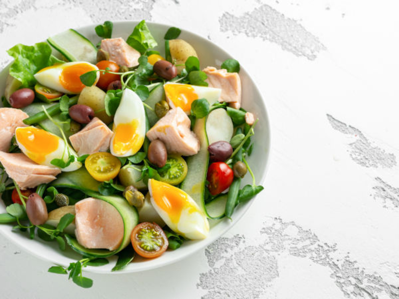 Salade de printemps, œuf mollet et fromage frais