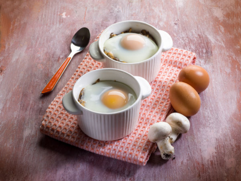 Oeuf cocotte aux champignons, endives et fromage