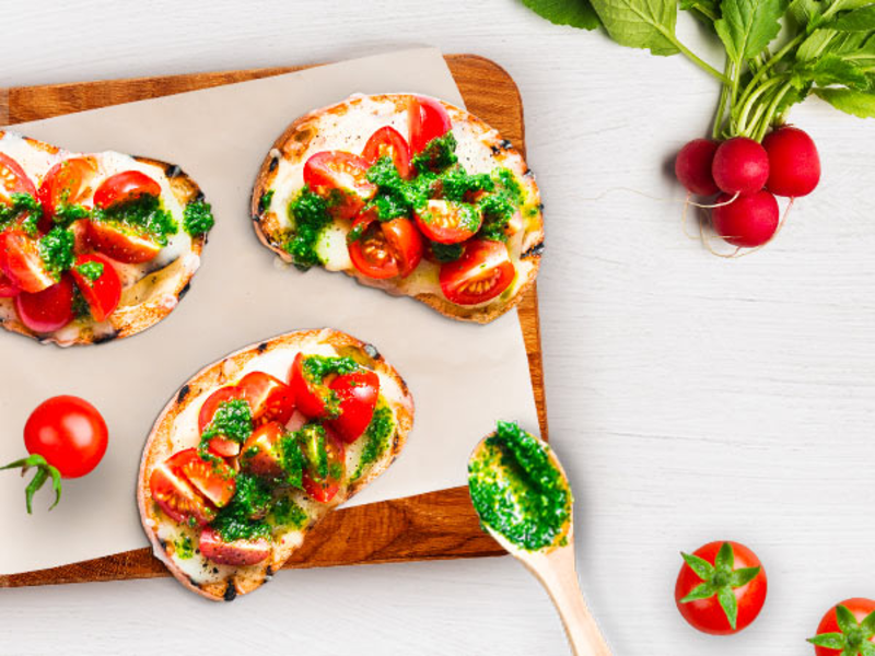 Tartine de fromage frais au pesto de fanes de radis