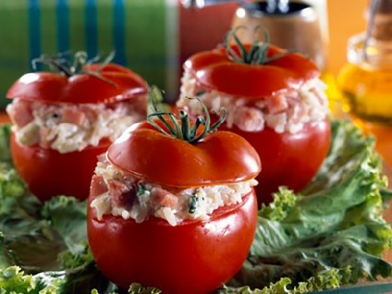 Tomates farcies au riz, jambon et fromage frais