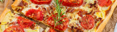 Tarte aux tomates, fromages, lardons et moutarde à l’ancienne