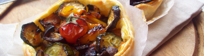 Feuilleté au fromage frais ail & fines herbes, courgette et tomate cerise