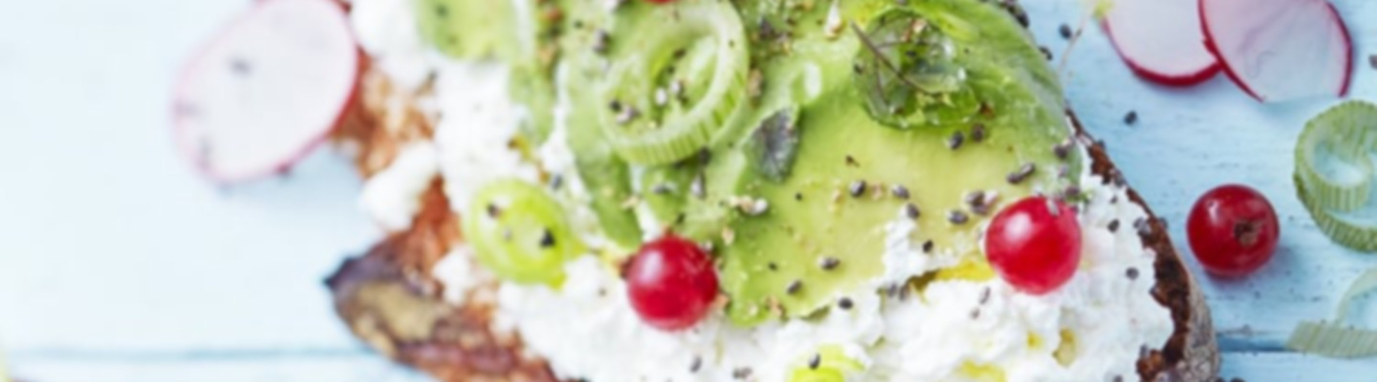 Toast à l'avocat et au chèvre frais