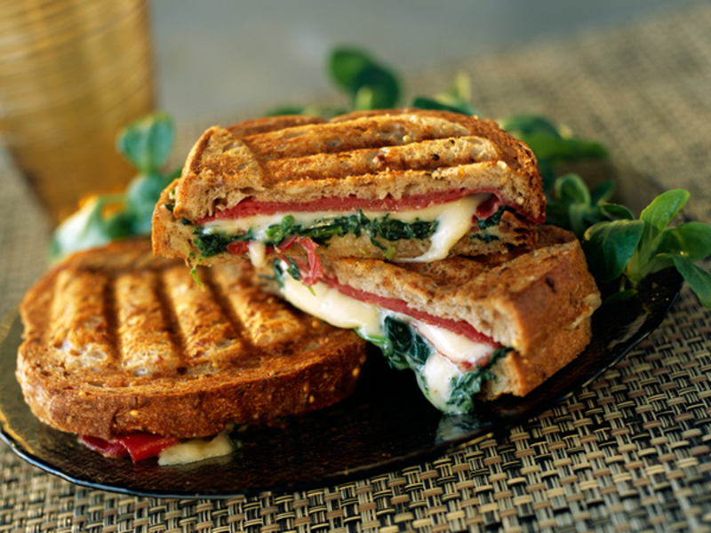 Croque-monsieur raclette, viande des Grisons et épinards