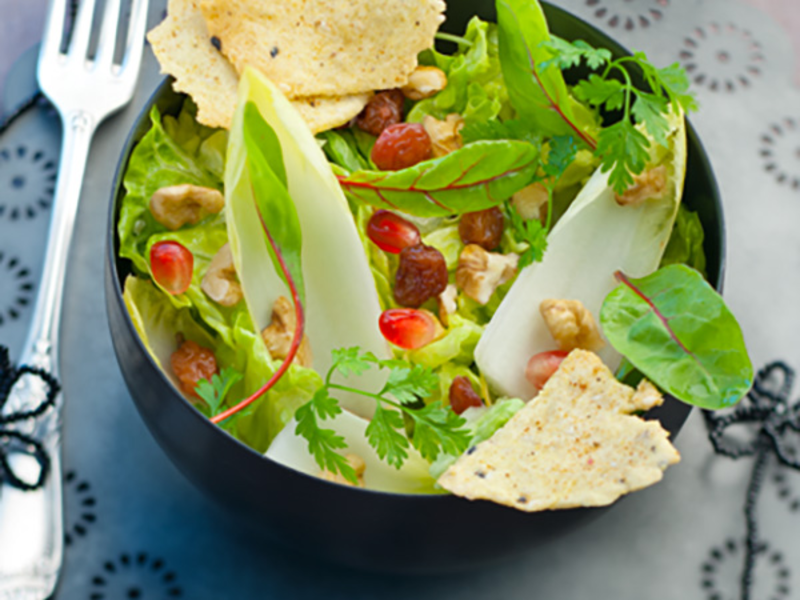 Salade mélangée et chips de fromage