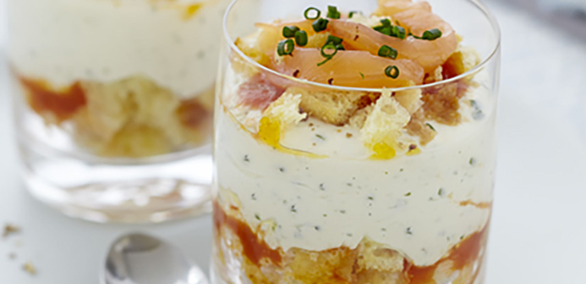 Verrine au saumon fumé, brioche et fromage frais Ail et Fines Herbes