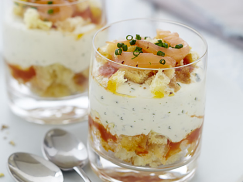 Verrine au saumon fumé, brioche et fromage frais Ail et Fines Herbes