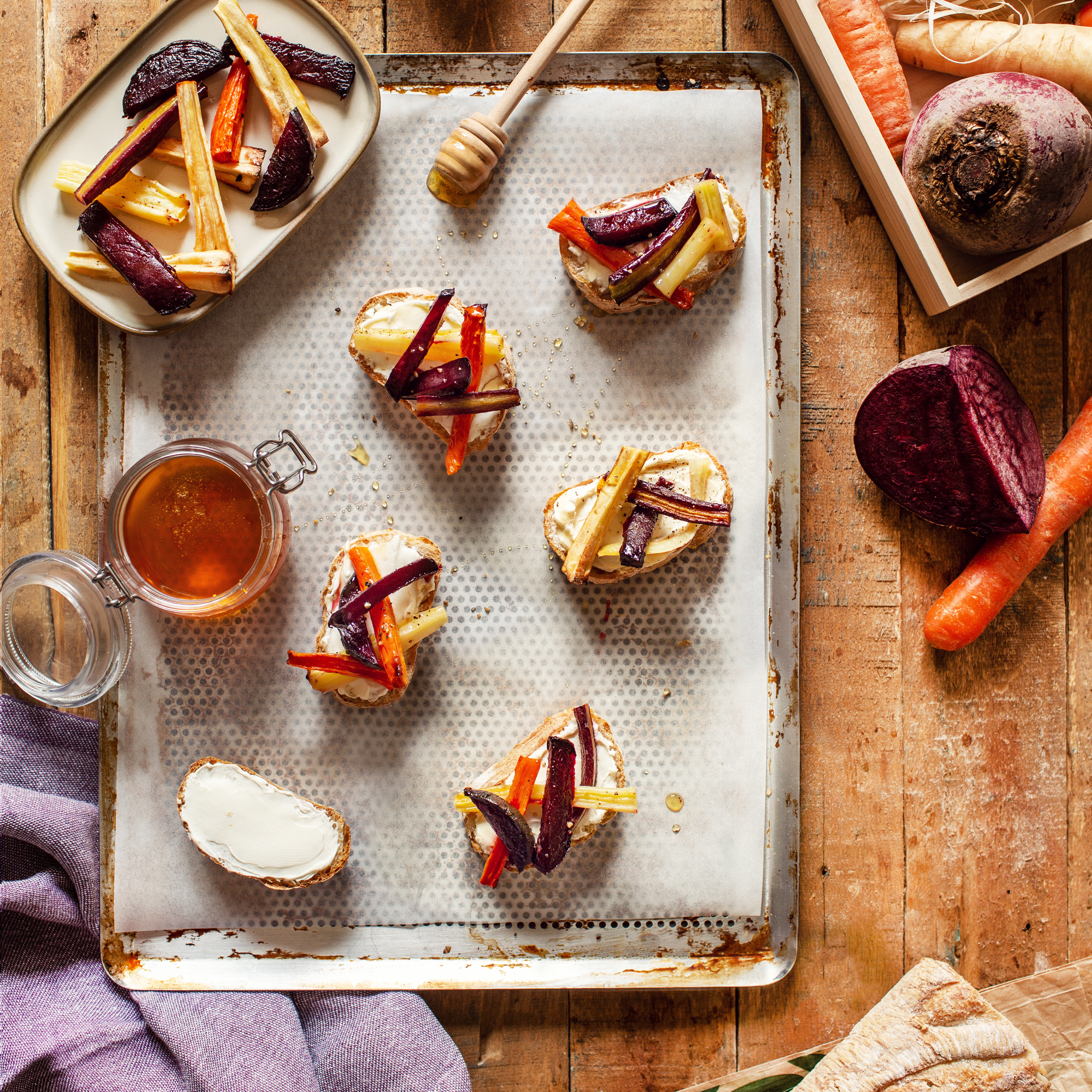 Crostinis de légumes d'hiver rôtis et fromage frais