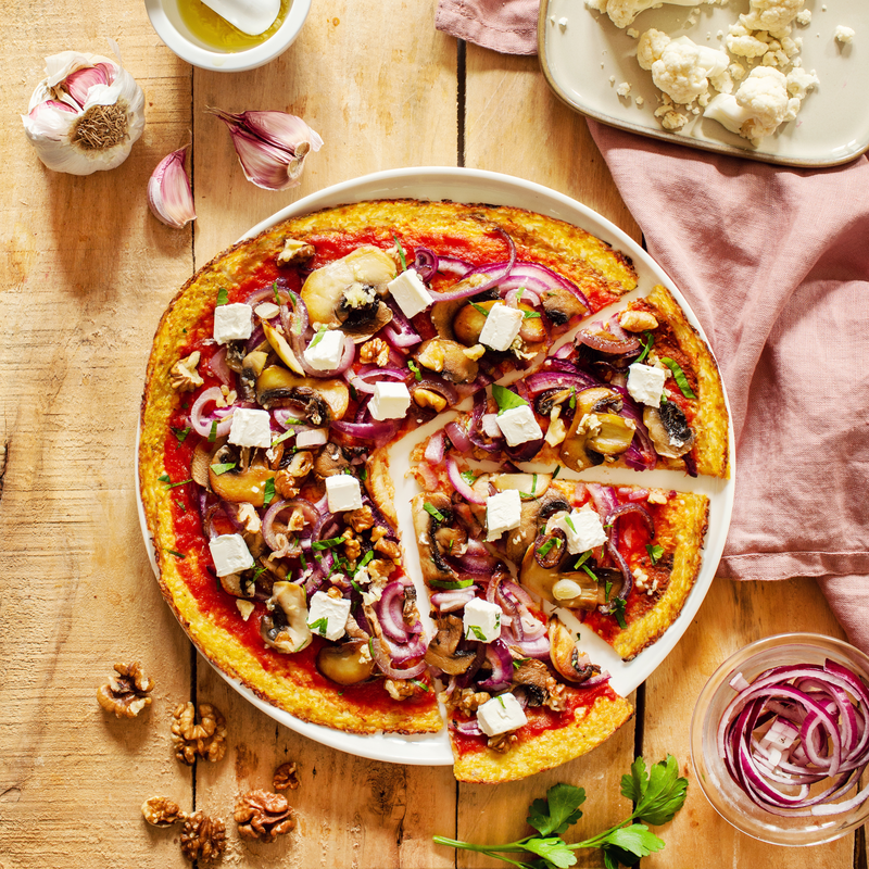 Pizza avec sa pâte au chou-fleur et fromage frais