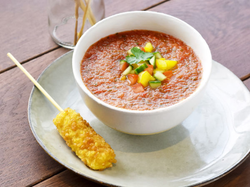 Gaspacho et ses brochettes de fromage pané