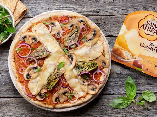 Pizza maison aux légumes et fromage
