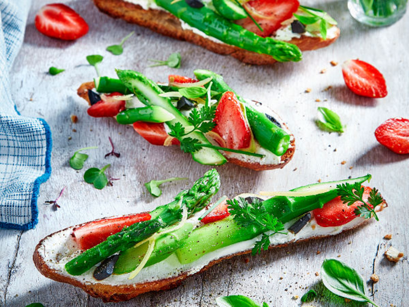 Tartine au fromage frais, asperge verte et fraise