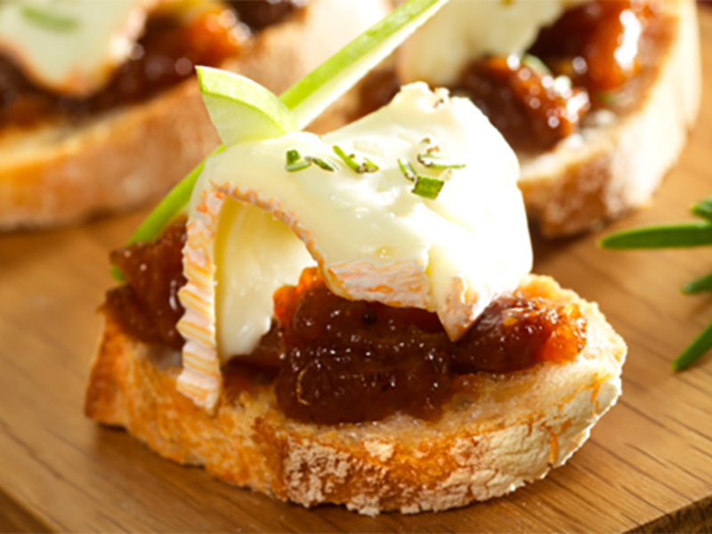 Tartine de fromage, chutney pomme abricot et romarin