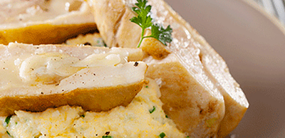 Poulet contisé au fromage, polenta crémeuse aux herbes