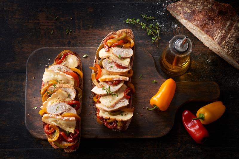 Bruschetta aux poivrons, poulet et lamelles de fromage