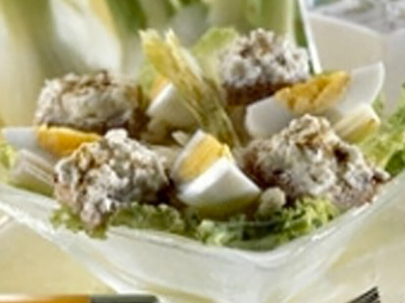 Salade croquante aux œufs durs et croûtons de fromage frais