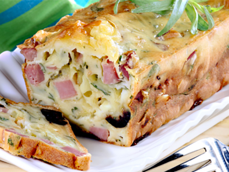 Cake au jambon, aux herbes et au fromage à raclette