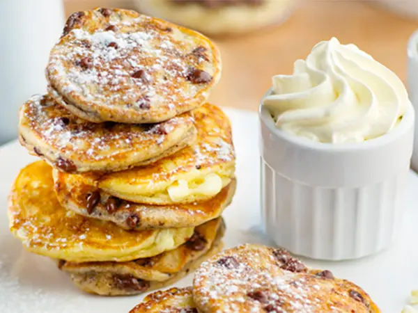 Pancakes à la crème, fromage frais et pépites de chocolat