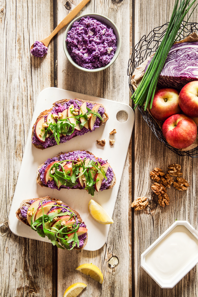 Tartine au fromage frais, chou rouge et pomme